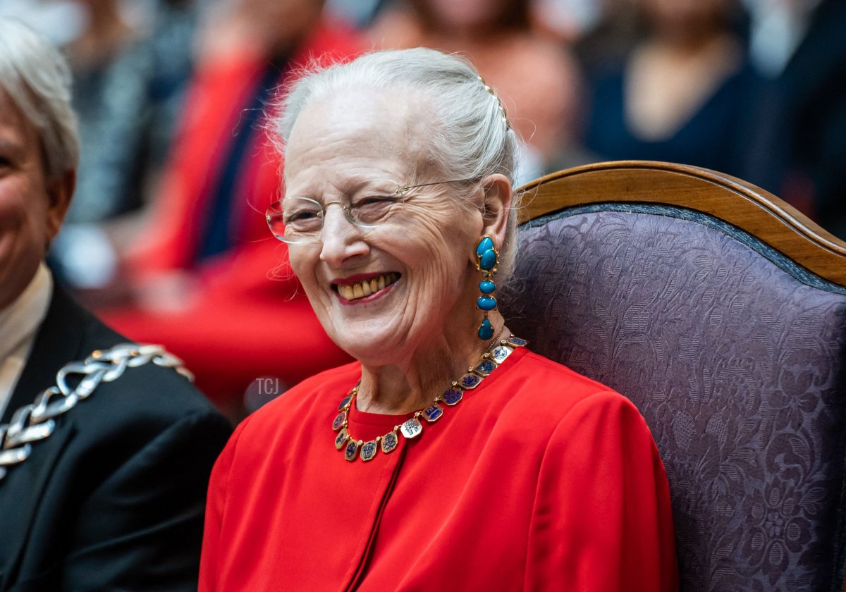 La regina Margherita II di Danimarca partecipa alla presentazione delle medaglie dell'Associazione dei Muratori di Copenaghen in una cerimonia presso il Municipio di Copenaghen il 9 maggio 2023 (EMIL NICOLAI HELMS/Ritzau Scanpix/AFP via Getty Images)