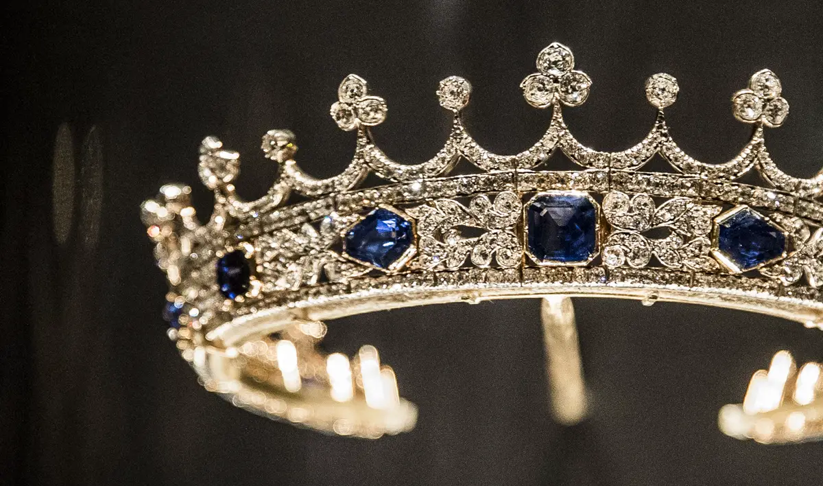 La corona in zaffiri e diamanti della regina Vittoria è esposta permanentemente al V&A per la prima volta come pezzo centrale della William and Judith Bollinger Gallery al V&A di Londra il 10 aprile 2019 (Tristan Fewings/Getty Images per il V&A)