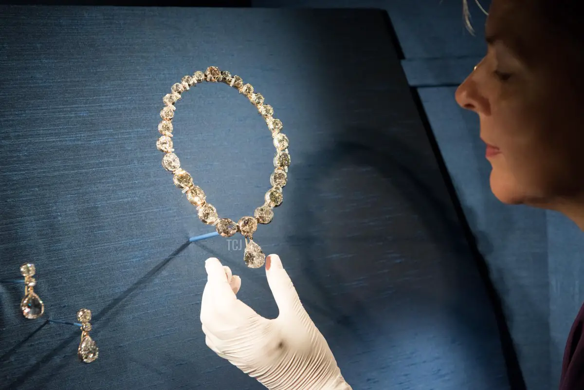 Continuando le celebrazioni del Giubileo di Platino in quest'anno storico, il Collier e gli Orecchini della Corona della Regina sono esposti nel Lantern Lobby come parte di una mostra speciale a Windsor Castle che esplora l'Incoronazione della Regina Elisabetta II nel 1953, a Windsor Castle il 6 luglio 2022 a Windsor, Inghilterra