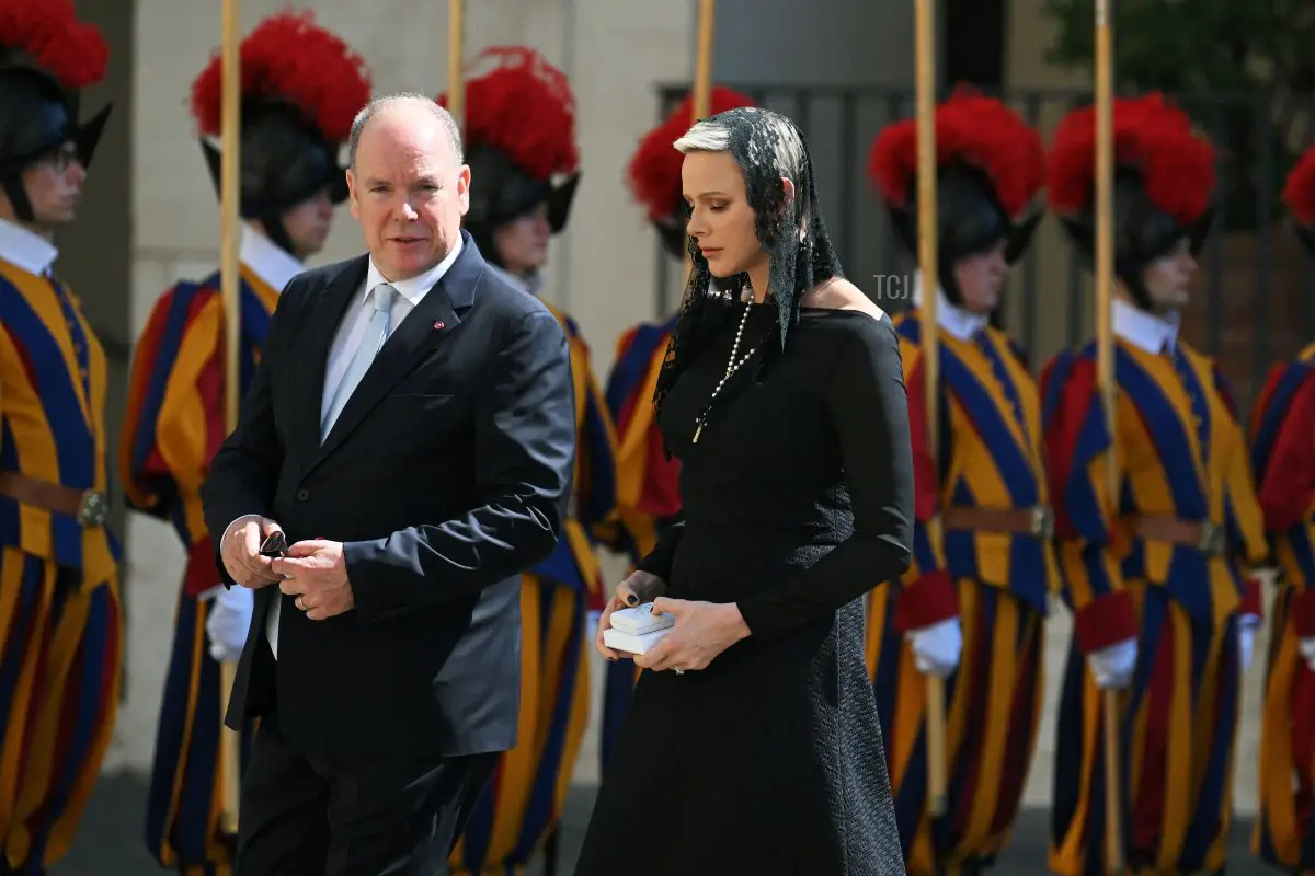 Il Principe Alberto II di Monaco e la Principessa Charlene passeggiano nel cortile di San Damaso dopo un'udienza privata con Papa Francesco, in Vaticano, il 20 luglio 2022