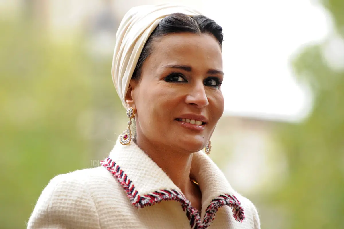 Sheikha Mozah, arriva con suo marito, l'emiro del Qatar, Sheikh Hamad bin Khalifa al-Thani, per un tour privato di Westminster Abbey a Londra, il 27 ottobre 2010