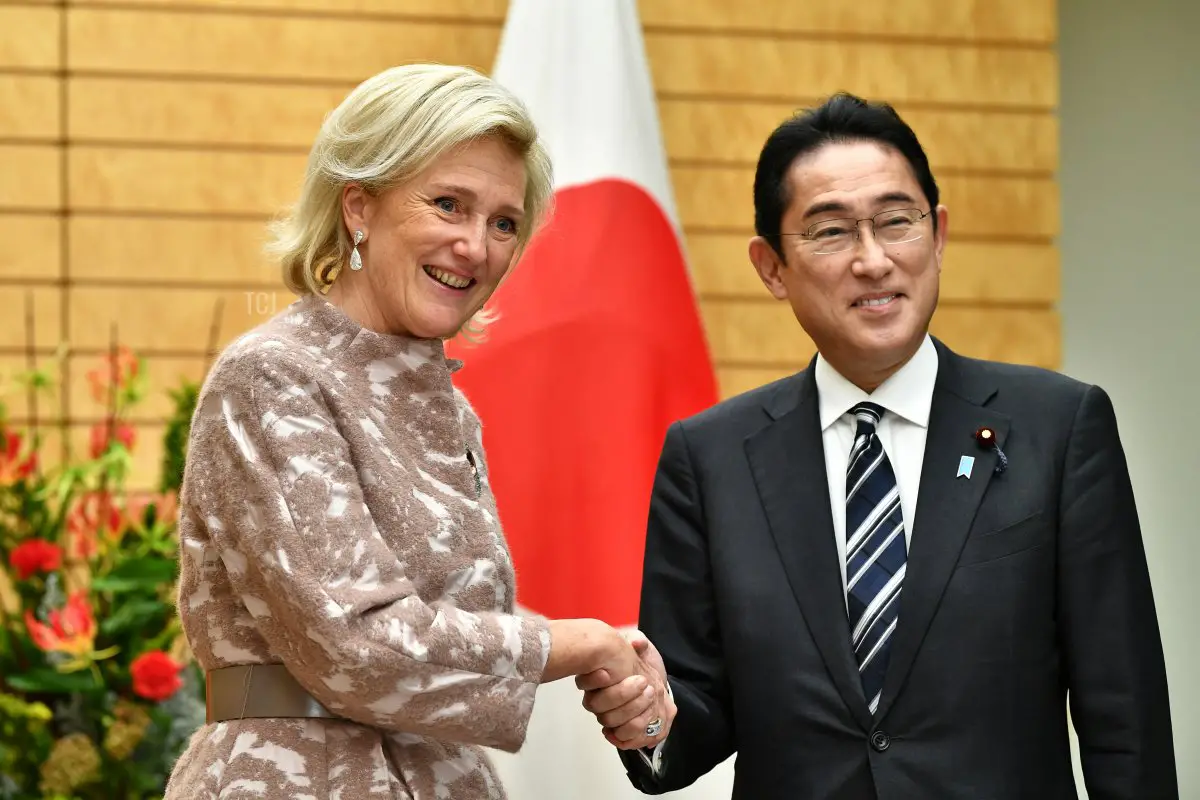 Il primo ministro giapponese Fumio Kishida (R) accoglie la Principessa Astrid del Belgio (L) all'inizio del loro incontro nella residenza ufficiale del primo ministro a Tokyo il 5 dicembre 2022