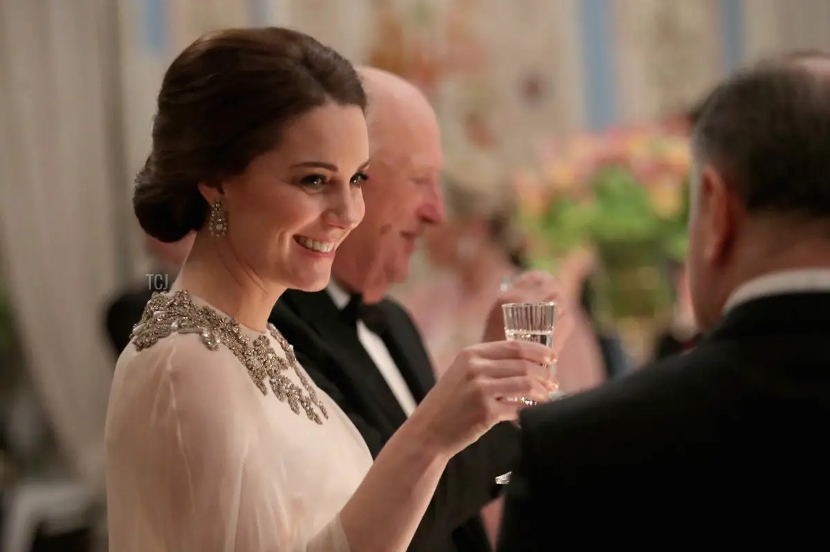 Catherine, Duchess of Cambridge sorride durante una cena al Palazzo Reale con il Principe William, Duca di Cambridge, nel giorno 3 della loro visita in Svezia e Norvegia il 1 febbraio 2018 a Oslo, Norvegia