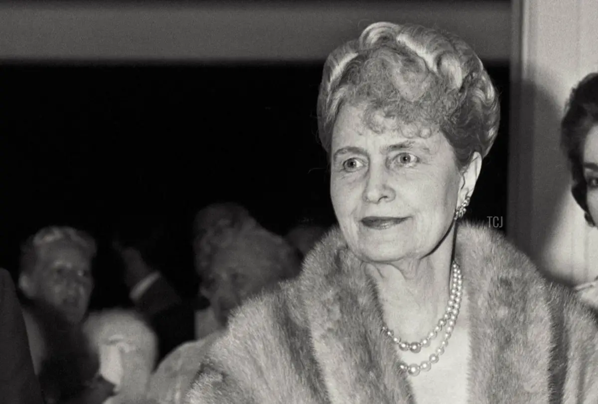 L'ereditiera americana e filantropa Marjorie Merriweather Post (1887-1973) assiste a una recita presso il Palm Beach Playhouse, nel 1955