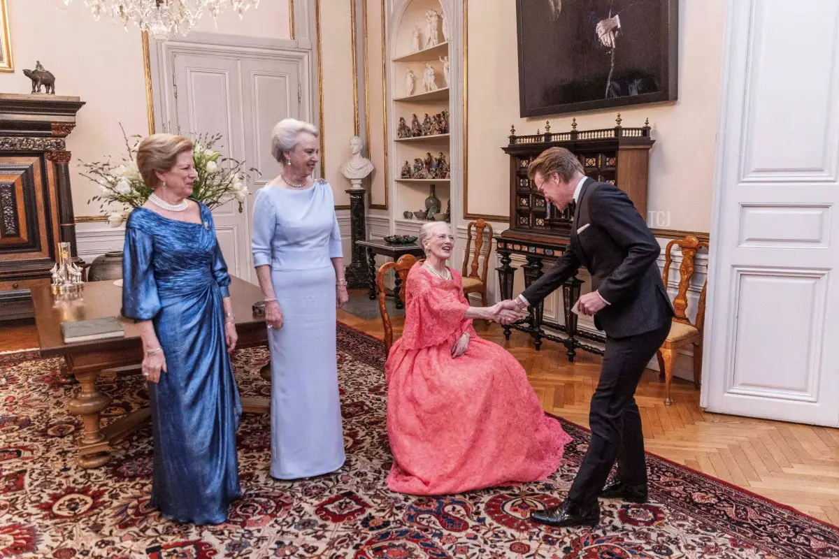 La regina Margrethe di Danimarca (3rdL) e le sue sorelle, la principessa Benedikte e la regina Anne-Marie, ricevono gli ospiti prima dei balletti 'Palaeerne Danser' e 'Le dimore danzano' e di una cerimonia di premiazione con la regina Ingrid a Palazzo Amalienborg a Copenaghen, Danimarca, il 27 marzo 2022