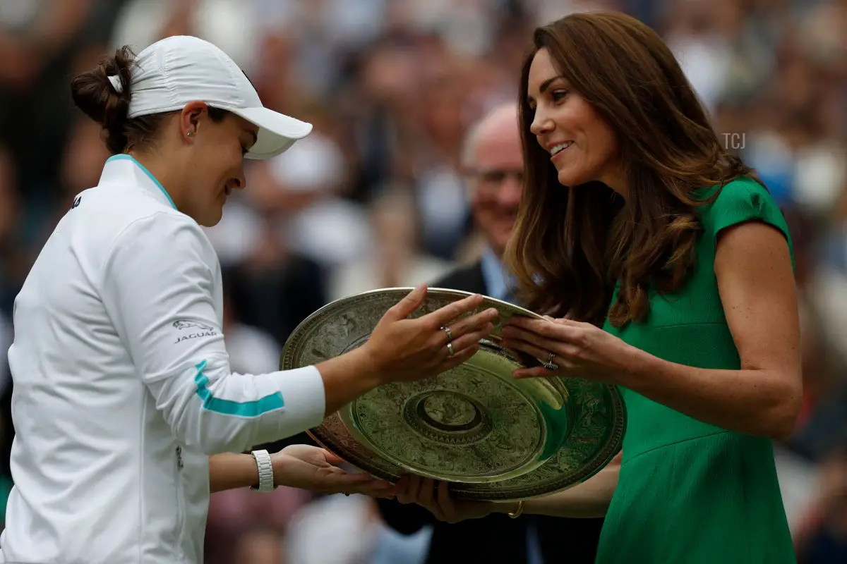 La campionessa australiana Ashleigh Barty riceve il trofeo dalla duchessa di Cambridge, Catherine, dopo aver battuto la ceca Karolina Pliskova nella finale del singolare femminile del torneo di Wimbledon nel luglio 2021