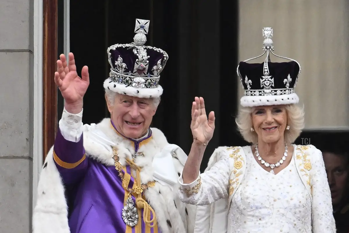 Il Re Carlo III e la Regina Camilla salutano dalla balconata di Buckingham Palace dopo aver assistito al sorvolo della Royal Air Force nel centro di Londra il 6 maggio 2023, dopo le loro incoronazioni (MARCO BERTORELLO/AFP via Getty Images)