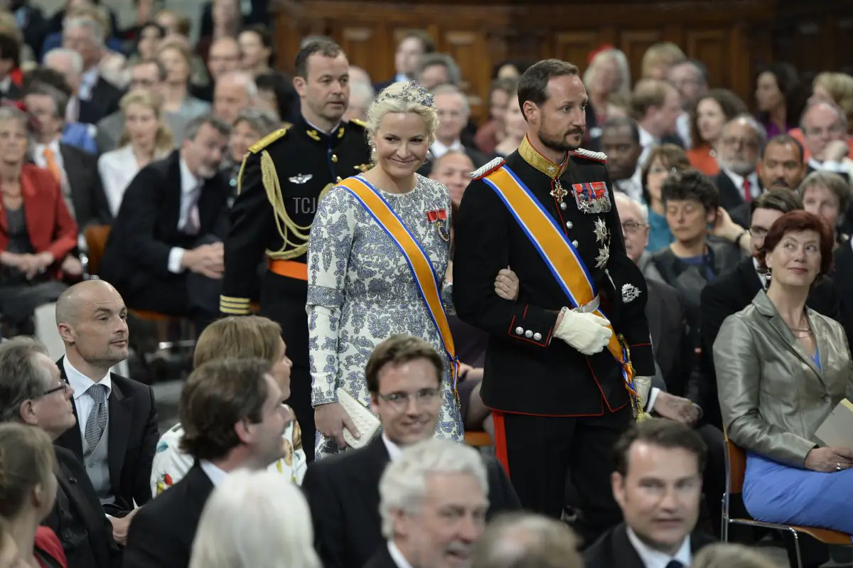 Il Principe Haakon e la Principessa Mette Marit di Norvegia durante la cerimonia di inaugurazione di HM Re Willem Alexander e HM Regina Maxima dei Paesi Bassi nella Nuova Chiesa il 30 aprile 2013 ad Amsterdam