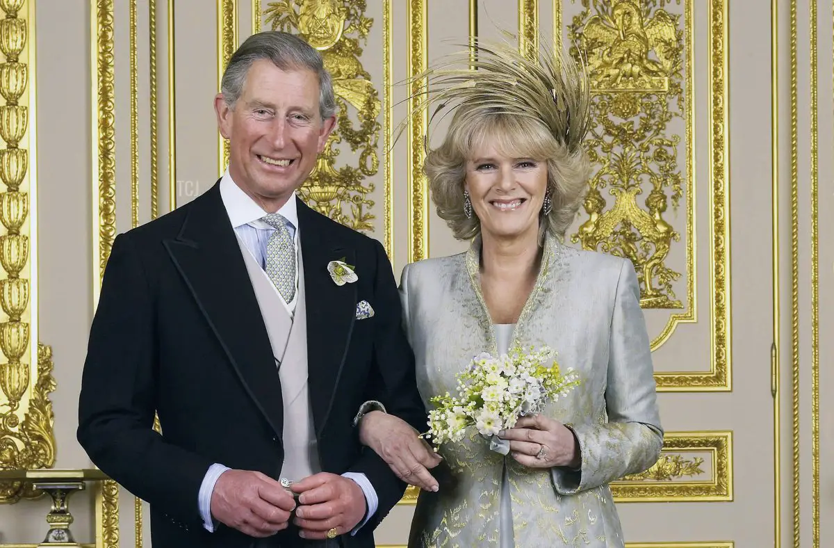 Il Principe di Galles e la sua nuova sposa, la Duchessa di Cornovaglia, sono ritratti nella White Drawing Room a Windsor Castle dopo la cerimonia nuziale, 9 aprile 2005 a Windsor, Inghilterra (Hugo Burnand/Pool/Getty Images)