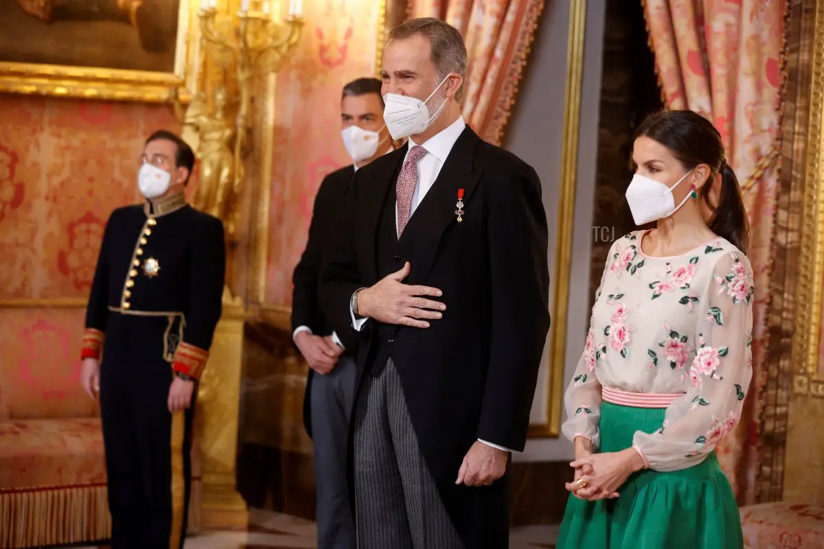 Il Ministro degli Esteri José Manuel Albares (a sinistra), il Presidente del Governo, Pedro Sanchez (secondo da sinistra), il Re Felipe VI di Spagna e la Regina Letizia di Spagna partecipano alla ricezione del corpo diplomatico accreditato in Spagna durante un atto celebrativo al Palazzo Reale il 17 gennaio 2022 a Madrid, Spagna