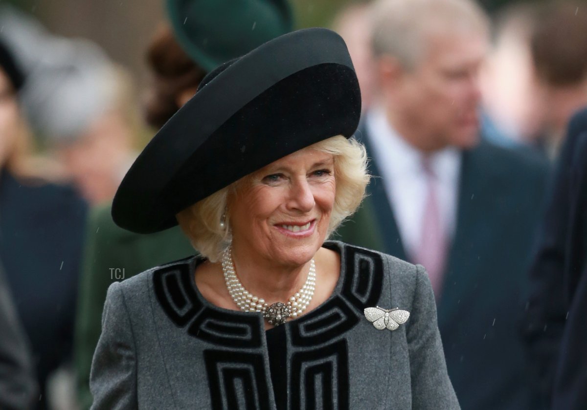 Camilla, Duchessa di Cornovaglia, partecipa a un servizio religioso di Natale a Sandringham il 25 dicembre 2015 a King's Lynn, Inghilterra