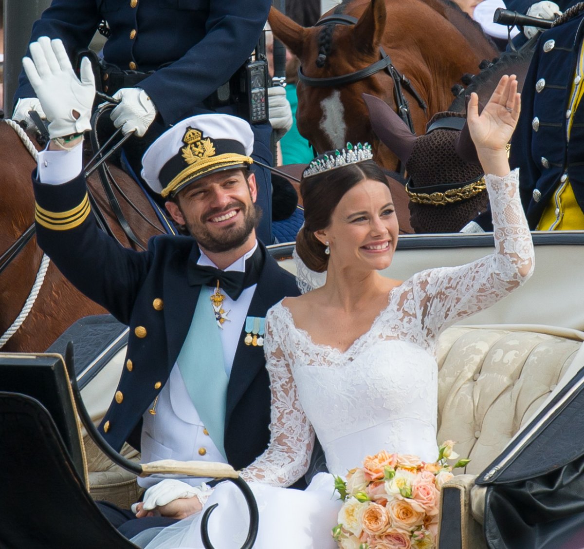 Il Principe Carl Filippo e la Principessa Sofia di Svezia vengono fotografati nel giorno del loro matrimonio a Stoccolma, 13 giugno 2015 (Wikimedia Commons)