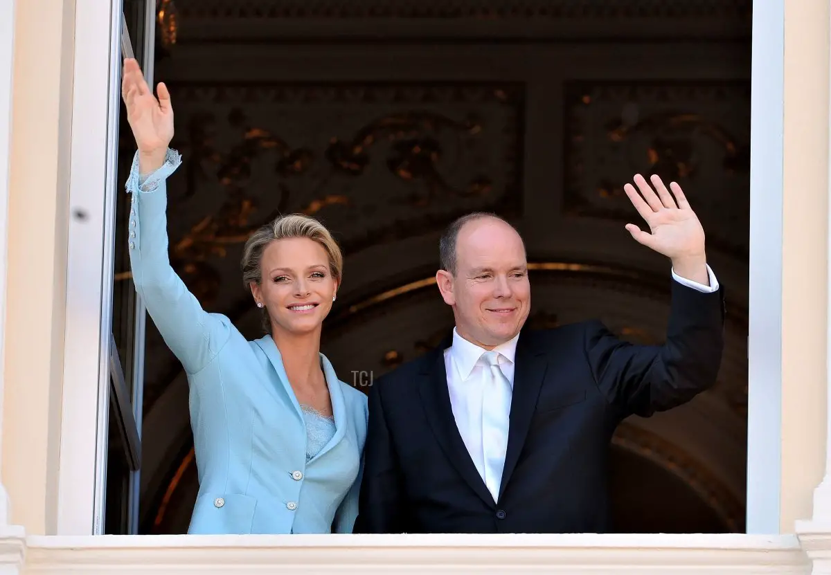 La principessa Charlene di Monaco e il principe Alberto II di Monaco posano sul balcone dopo la cerimonia civile del matrimonio reale tra il principe Alberto II di Monaco e Charlene Wittstock al Palazzo del Principe il 1 luglio 2011 a Monaco