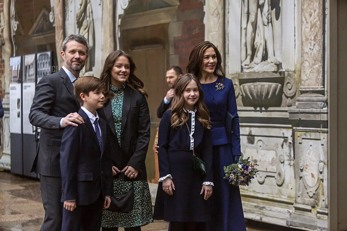 La Principessa Ereditiera Mary di Danimarca con il Principe Frederik e i gemelli, il Principe Vincent e la Principessa Josephine, insieme alla sorella maggiore, la Principessa Isabella, all'inaugurazione dell'esposizione 'H.K.H. Crown Princess Mary 1972-2022' al Museo di Storia Nazionale di Frederiksborg il 3 febbraio 2022 a Hillerod, Danimarca