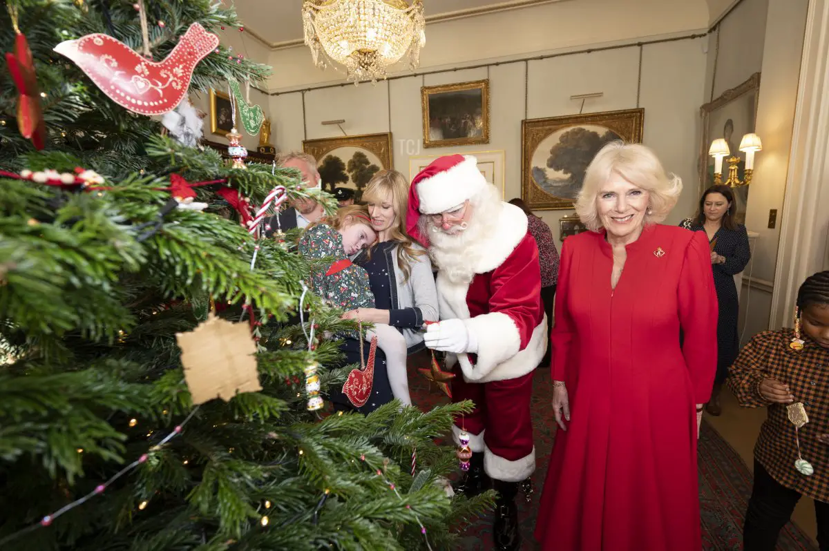 Sua Maestà, Camilla, La Regina Consorte invita i bambini supportati da Helen & Douglas House e dalla Marvellous Children's Charity di Roald Dahl a decorare l'albero di Natale e ricevere alcune sorprese festive a Clarence House il 7 dicembre 2022 a Londra, Inghilterra