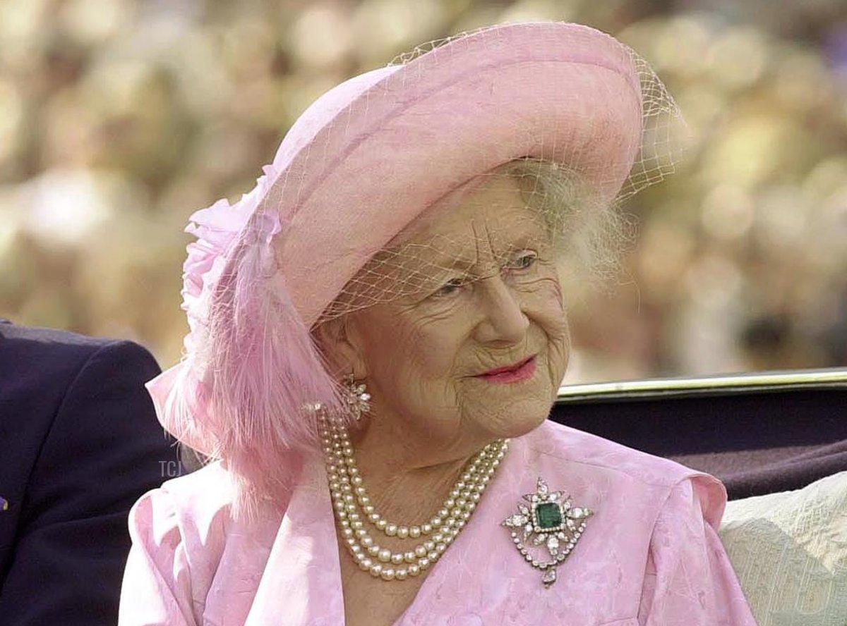 La Regina Madre Elisabetta d'Inghilterra, il 19 luglio 2000, in compagnia del nipote, il Principe di Galles, il Principe Carlo (a sinistra), per un evento a Horse Guards Parade a Londra, per celebrare il suo 100° compleanno, il 4 agosto.