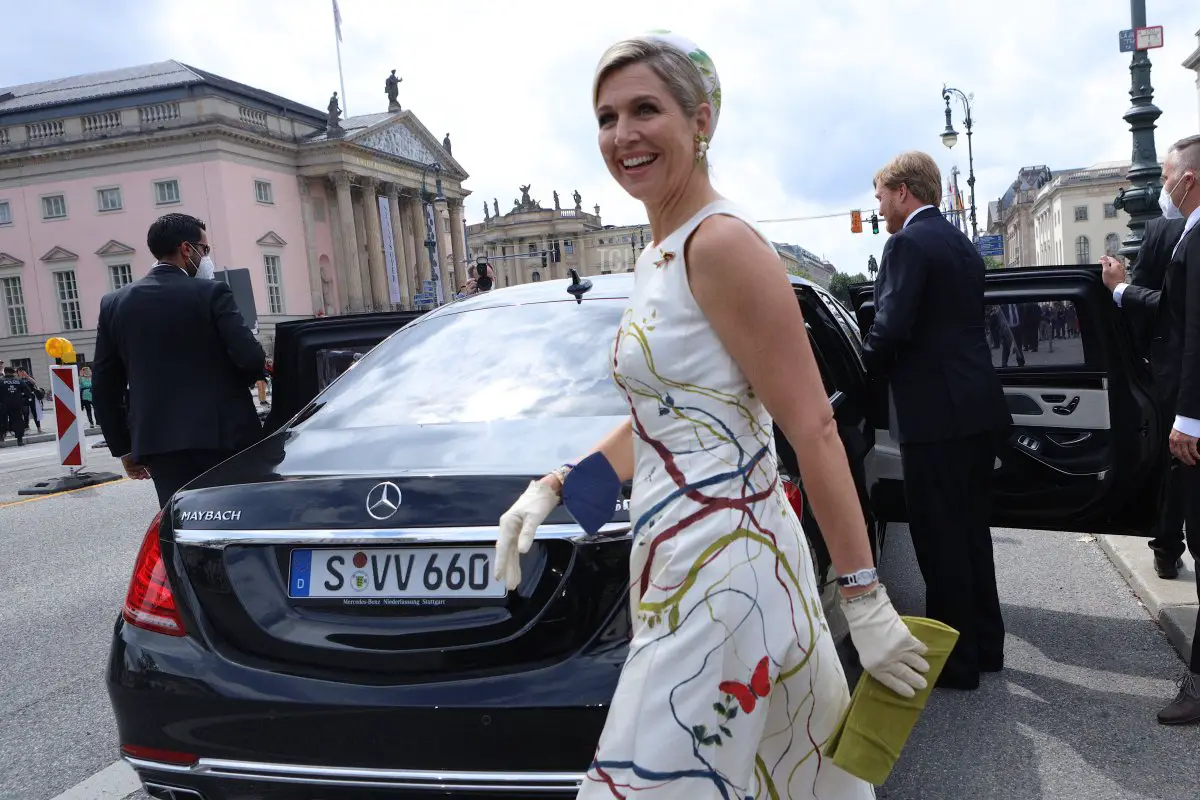 Il Re Willem-Alexander e la Regina Maxima dei Paesi Bassi depongono una corona al Neue Wache il 5 luglio 2021 a Berlino, Germania