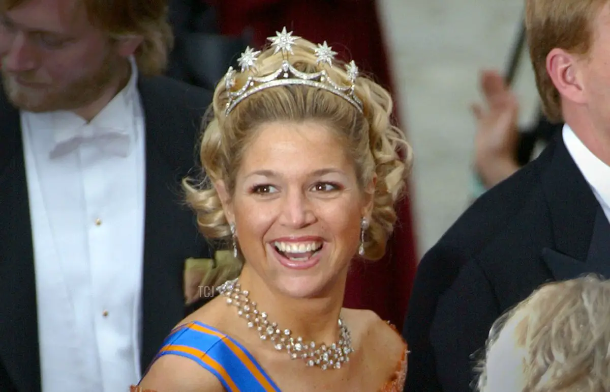 La principessa Maxima ride con il principe Willem Alexander d'Olanda mentre lasciano il matrimonio della principessa Martha Louise di Norvegia con Ari Behn nella cattedrale di Nidaros il 23 maggio 2002 a Trondheim, Norvegia