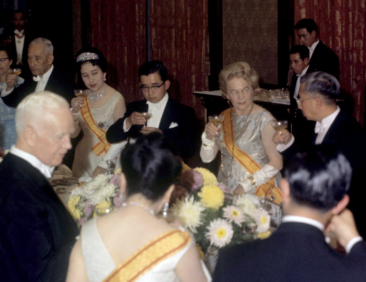 La Principessa Mikasa (a sinistra) indossa la sua tiara e parure Mikimoto durante un banchetto di stato in onore del Presidente Lübke di Germania, 1963 (DPA Picture Alliance/Alamy)