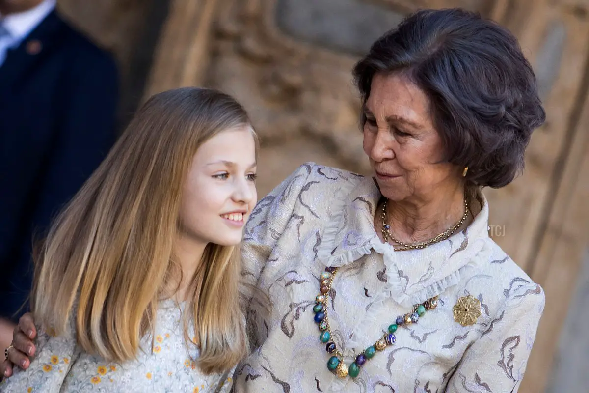 La Principessa Leonor di Spagna (a sinistra) insieme a sua nonna, l'ex Regina Sofia, dopo aver partecipato alla tradizionale Messa di Pasqua a Palma di Maiorca il 1 aprile 2018