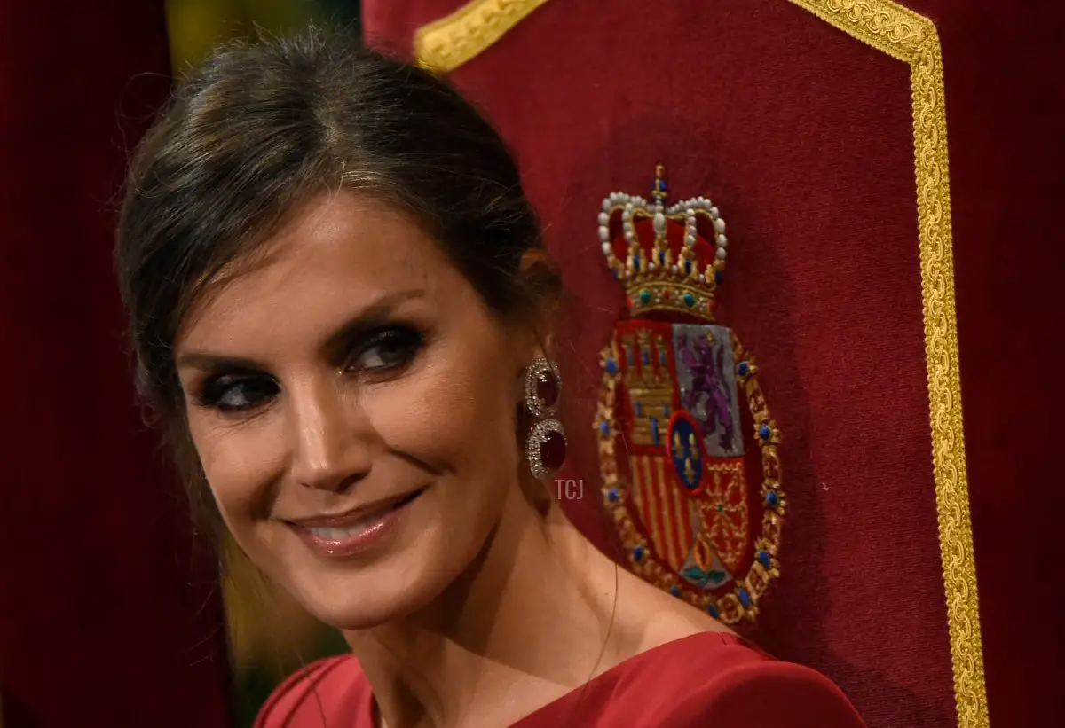 La regina Letizia di Spagna osserva durante la cerimonia dei Premi Principessa delle Asturie al Teatro Campoamor di Oviedo, il 18 ottobre 2019