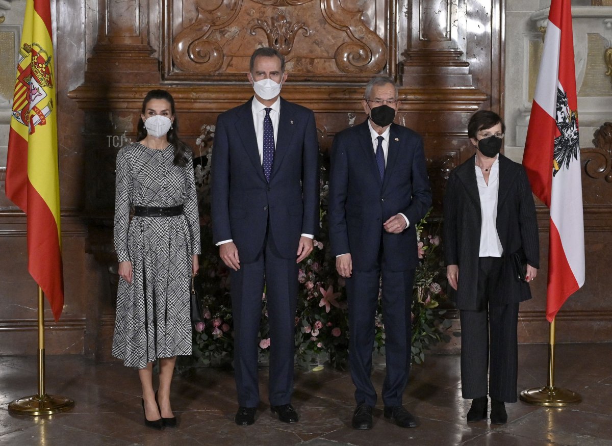 Il Re di Spagna Felipe VI (2° a sinistra) e la Regina Letizia di Spagna (a sinistra), il Presidente austriaco Alexander Van der Bellen (2° a destra) e sua moglie Doris Schmidauer (a destra) posano per una foto prima dell'apertura della mostra 'Dali-Freud' al Museo Belvedere di Vienna il 31 gennaio 2022