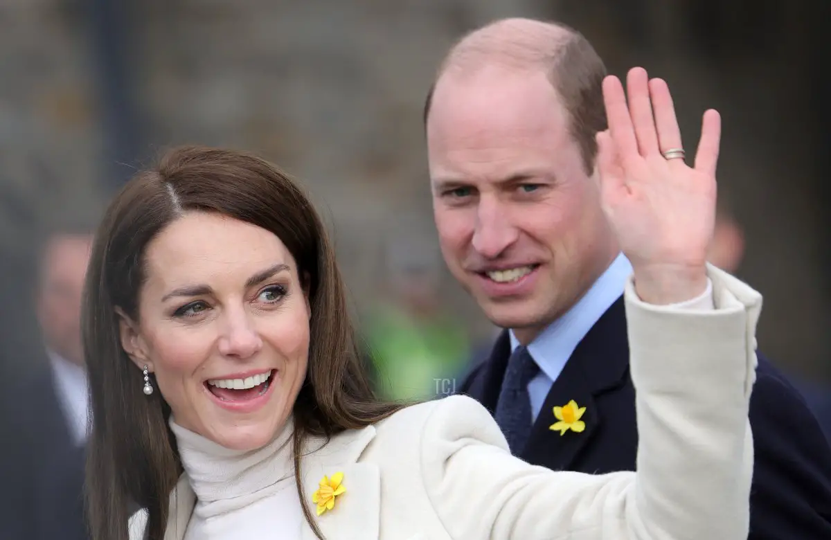 La Principessa di Galles saluta mentre lei e il Principe di Galles lasciano il Centro Sportivo e Fitness di Aberavon il 28 febbraio 2023 a Port Talbot, Galles (Chris Jackson/Getty Images)