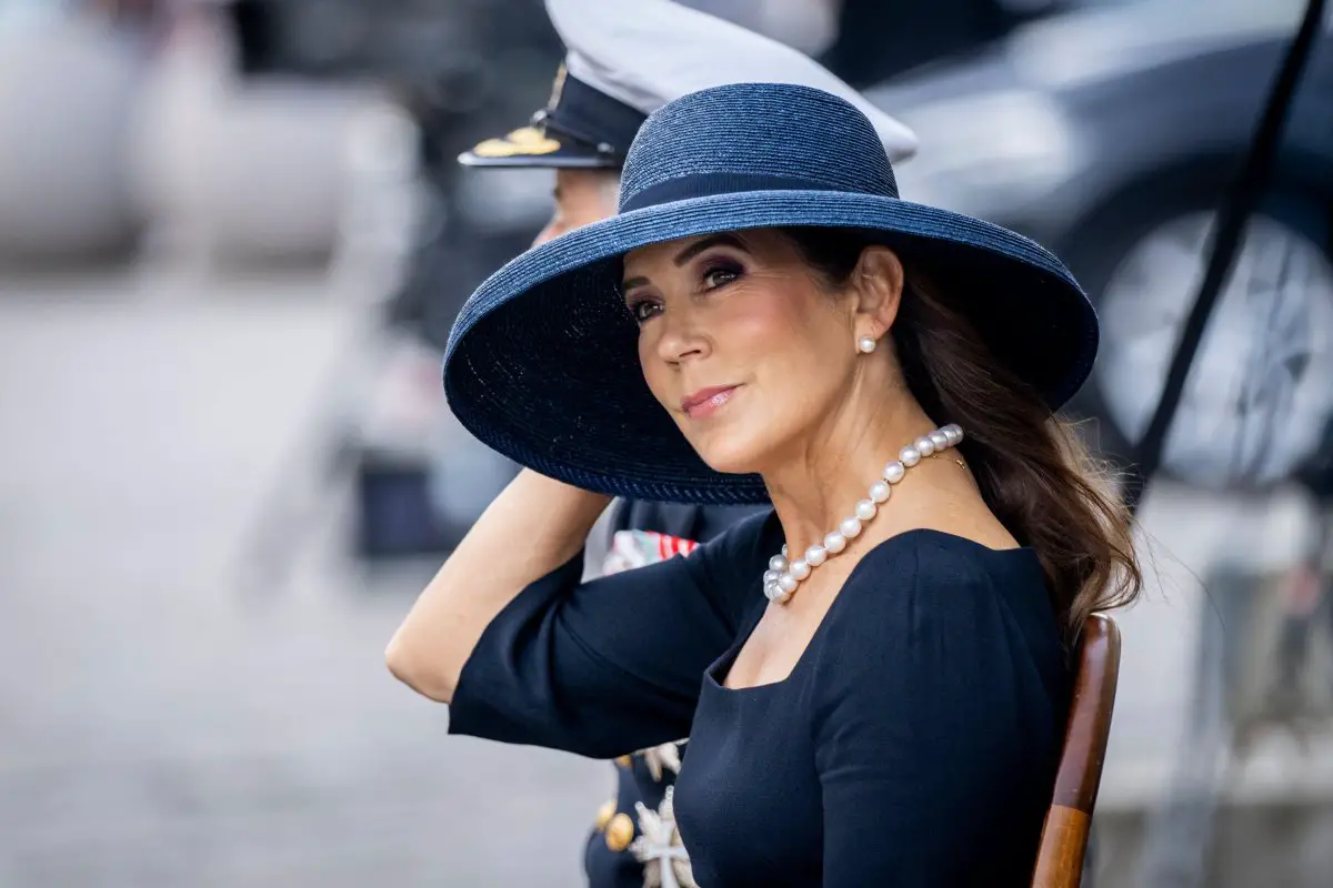 La Regina di Danimarca partecipa a una parata durante il giorno della bandiera dei militari dispiegati al di fuori del Palazzo Christiansborg a Copenaghen il 5 settembre 2024 (Ida Marie Odgaard/Ritzau Scanpix/Alamy)