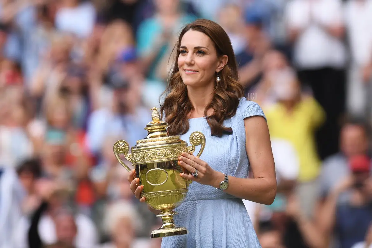 Catherine, Duchessa di Cambridge tiene il trofeo del vincitore dopo la finale di singolare maschile nel tredicesimo giorno dei Campionati di Wimbledon 2019 presso l'All England Lawn Tennis Club a Wimbledon, sud-ovest di Londra, il 14 luglio 2019