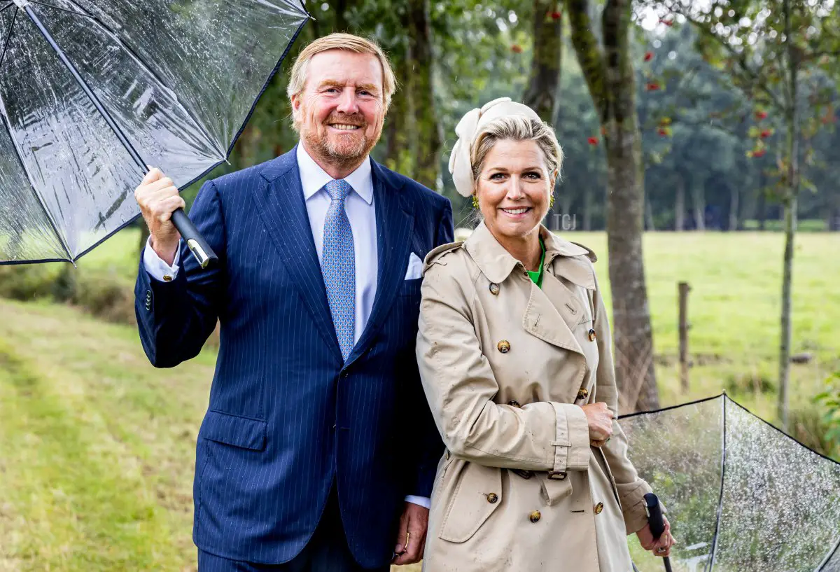 Il Re Willem-Alexander e la Regina Maxima dei Paesi Bassi sono ritratti a Nijkerk durante la loro visita regionale alla Valle di Gelderse il 31 agosto 2023 (Patrick van Katwijk/Getty Images)