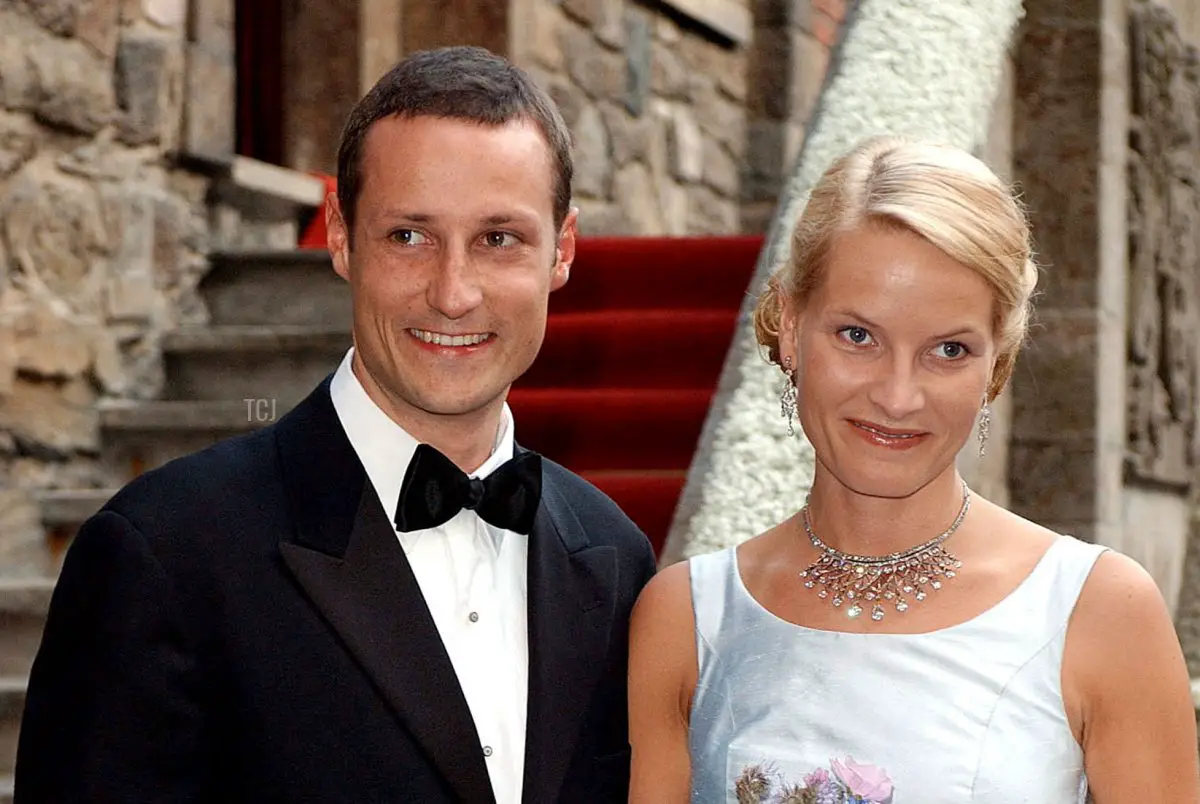 Il Principe Ereditario Haakon di Norvegia e la sua fidanzata Mette-Marit Tjessem Hoiby arrivano per una cena al Castello di Akershus a Oslo il 24 agosto 2001, alla vigilia del loro matrimonio