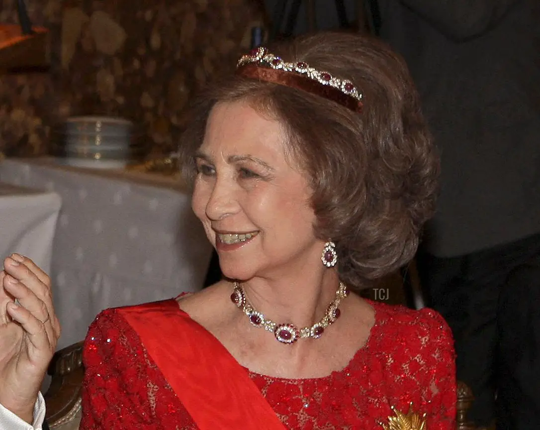 Il Presidente francese Nicolas Sarkozy (L) parla con la Regina Sofia di Spagna (R) durante una cena di gala al Palazzo Reale di Madrid il 27 aprile 2009