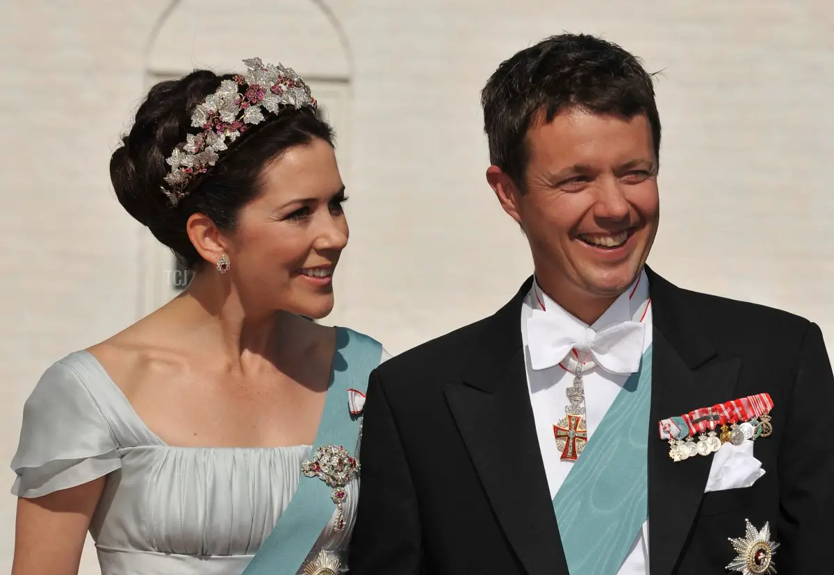 Il Principe ereditario Frederik e la Principessa ereditaria Mary di Danimarca arrivano al matrimonio tra suo fratello il Principe Joachim di Danimarca e Marie Cavallier il 24 maggio 2008 nella chiesa di Mogeltonder, Danimarca