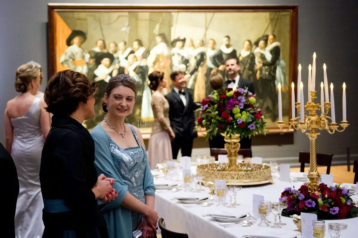 La Principessa Stéphanie del Lussemburgo (2ª a sinistra) partecipa a una cena ospitata dalla Regina Beatrix dei Paesi Bassi prima della sua abdicazione al Rijksmuseum il 29 aprile 2013 ad Amsterdam, Paesi Bassi