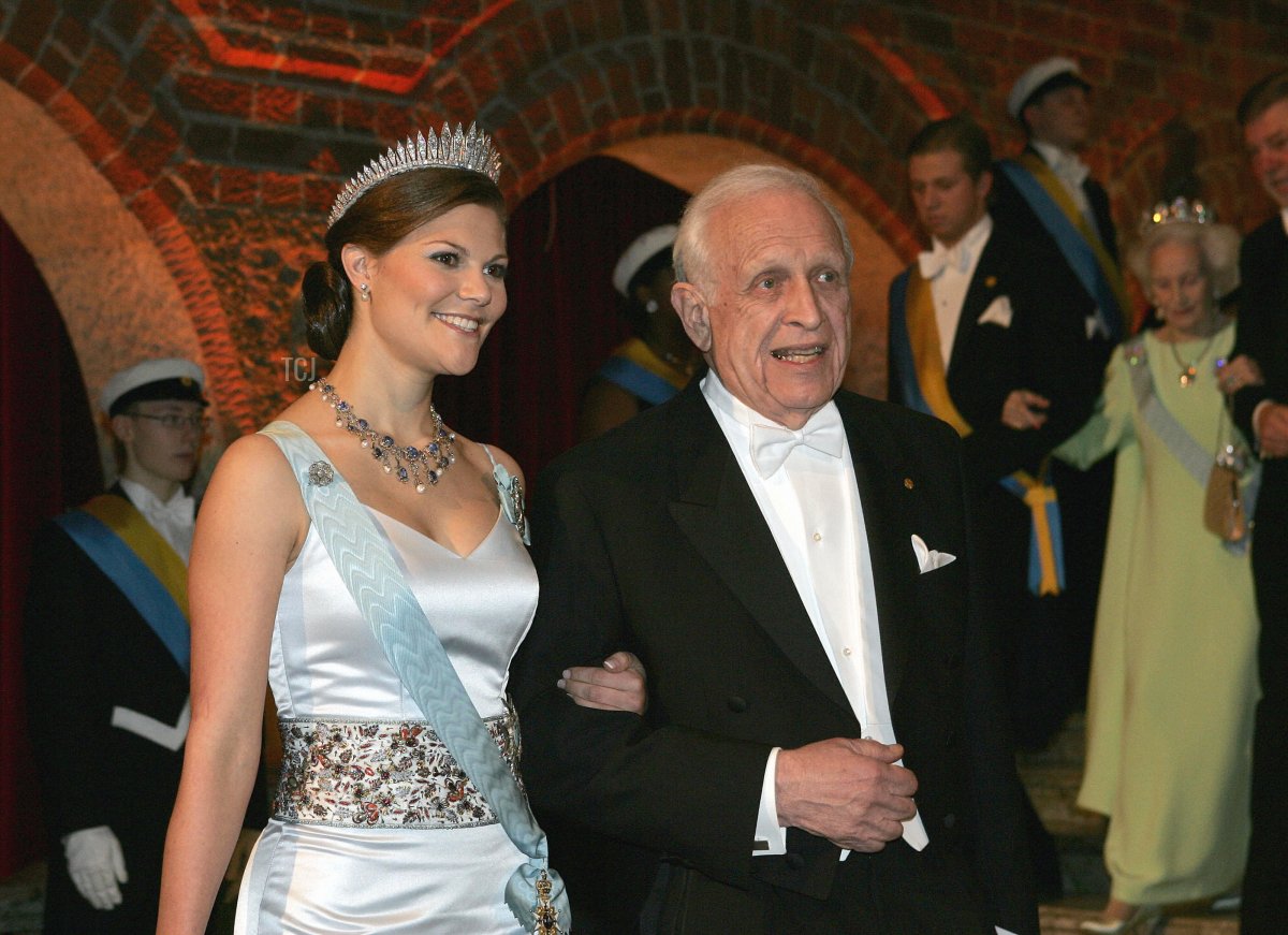 Stoccolma, SVEZIA: Il Professore statunitense Roy J. Glauber, vincitore del premio Nobel in Fisica, accompagna la Principessa Vittoria di Svezia al Banchetto Nobel presso il Municipio di Stoccolma, 10 dicembre 2005