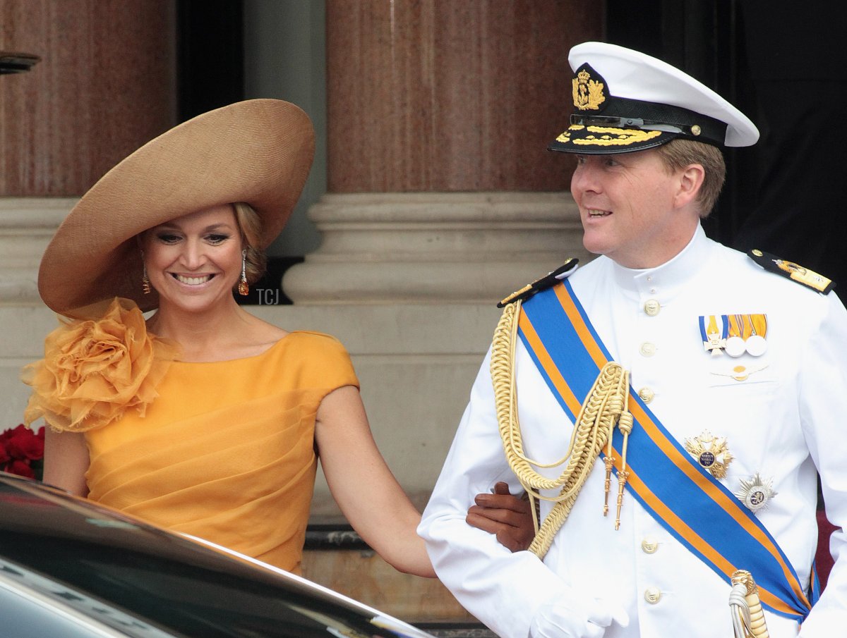 La Principessa Maxima dei Paesi Bassi e il Principe Willem-Alexander sono visti uscire dall'Hotel de Paris per partecipare alla cerimonia religiosa del Matrimonio Reale del Principe Alberto II di Monaco con Charlene Wittstock nel cortile principale il 2 luglio 2011 a Monaco, Monaco