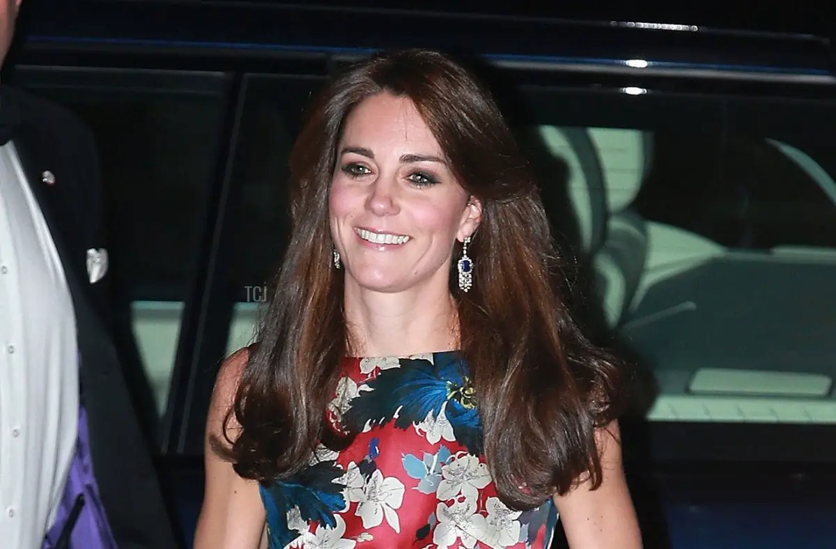 Catherine, Duchess of Cambridge indossa un anello di fidanzamento con zaffiro, simbolo di eleganza e stile. L’articolo è stato creato con cura e attenzione per i dettagli