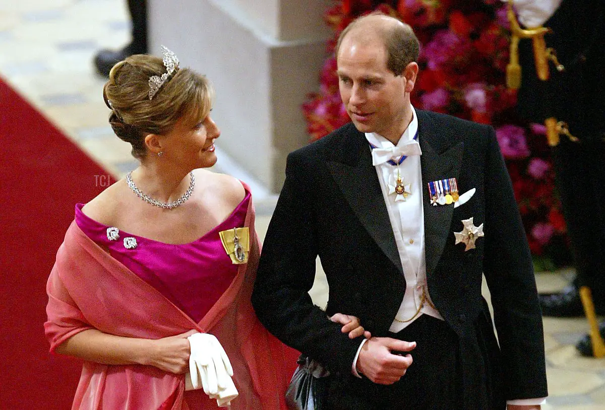 Il Principe Edward del Regno Unito e Sophie, Contessa di Wessex partecipano al matrimonio del Principe Ereditario danese Frederik e Miss Mary Elizabeth Donaldson nella Cattedrale di Copenhagen il 14 maggio 2004 a Copenhagen, Danimarca (Sean Gallup/Getty Images)