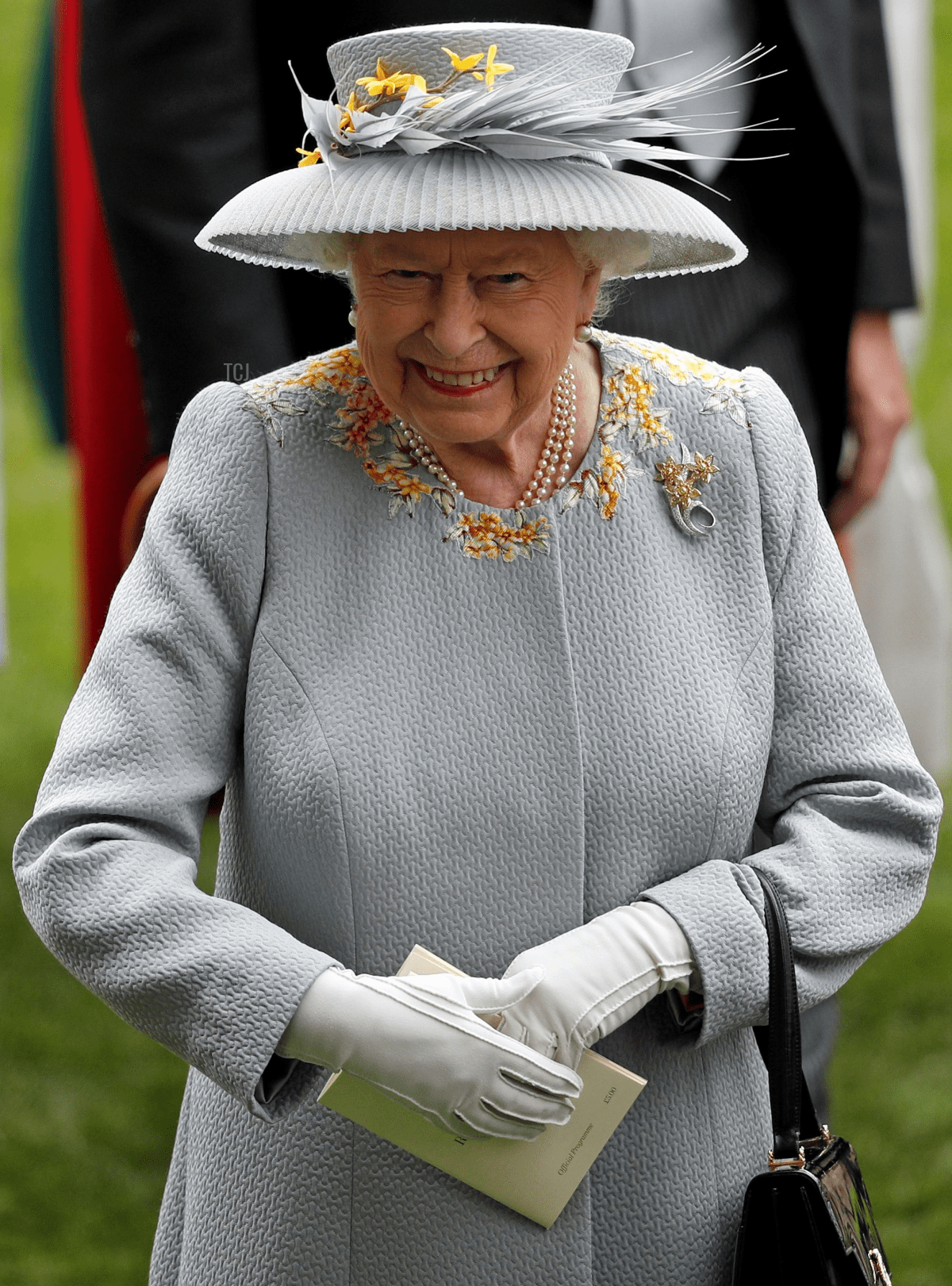 La regina Elisabetta II sorride mentre partecipa al terzo giorno del Royal Ascot, nella corsa di cavalli di Ascot, a ovest di Londra, il 20 giugno 2019