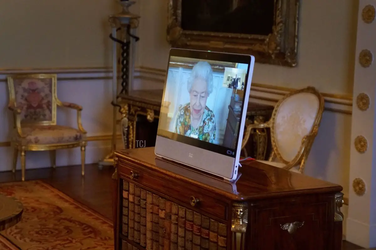 La Regina Elisabetta II appare su uno schermo tramite videocollegamento da Windsor Castle, dove risiede, durante un'udienza virtuale per ricevere l'Ambasciatore dell'Estonia, Viljar Lubi, a Buckingham Palace il 15 febbraio 2022 a Windsor, in Inghilterra