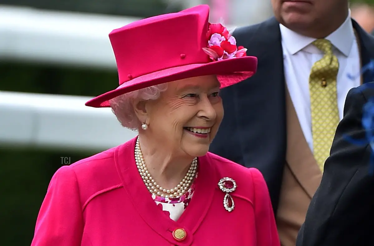 La regina Elisabetta II sorride nel ring delle parate durante il primo giorno di Royal Ascot all'Ascot Racecourse il 16 giugno 2015 ad Ascot, Inghilterra