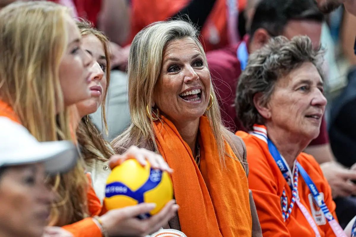 La Regina dei Paesi Bassi aiuta il gioco di volley tra i Paesi Bassi e la Turkiye durante le Olimpiadi di Parigi il 29 luglio 2024 (Andre Weening/Orange Pictures/Alamy)