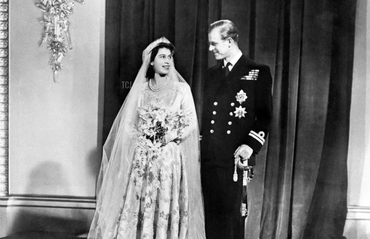 La principessa Elisabetta di Gran Bretagna (futura Regina Elisabetta II) (a sinistra) e Filippo, Duca di Edimburgo (a destra), posano nel giorno del loro matrimonio al Palazzo di Buckingham a Londra il 20 novembre 1947