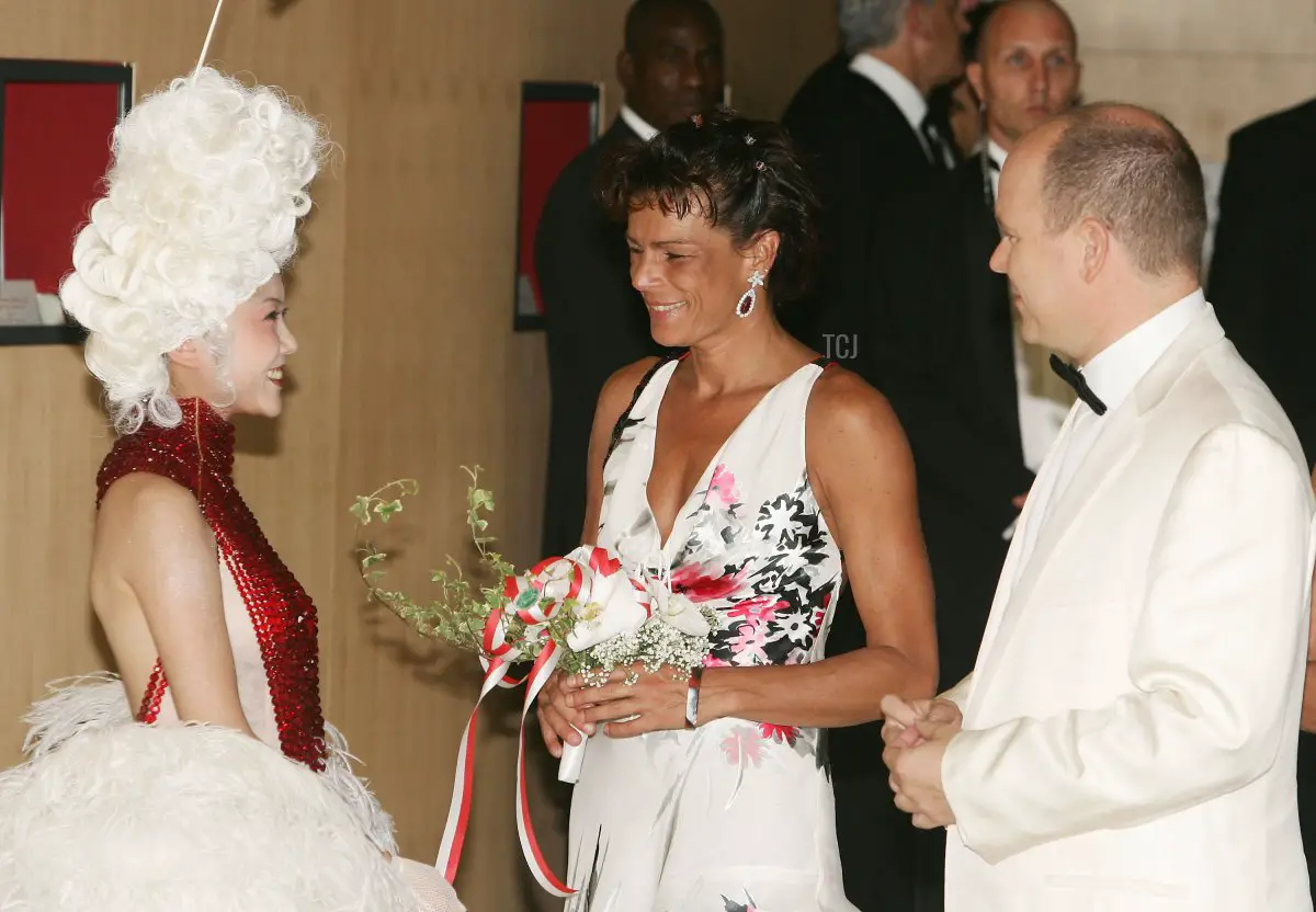 La Principessa Stéphanie di Monaco (a sinistra) e il Principe Alberto II di Monaco arrivano al 57° Ballo della Croce Rossa il 5 agosto 2005 a Monte Carlo, Monaco