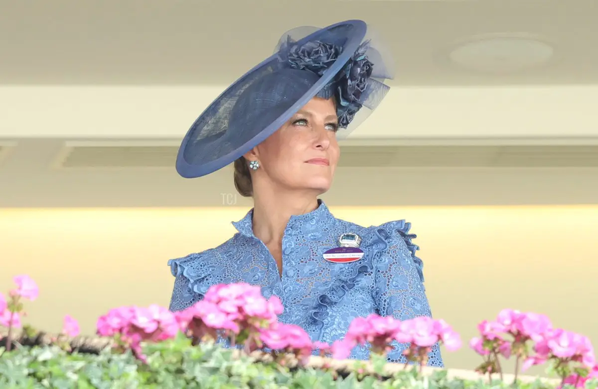 Sophie, Contessa di Wessex sorridente dal balcone durante il Royal Ascot 2022 al circuito delle corse di Ascot il 15 giugno 2022 in Ascot, Inghilterra (Chris Jackson/Getty Images)