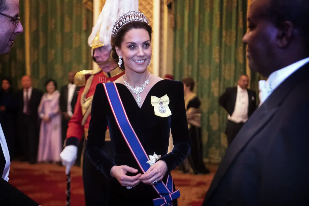 Catherine, Duchessa di Cambridge parla con gli ospiti durante una ricezione serale per i membri del Corpo Diplomatico a Buckingham Palace l'11 dicembre 2019 a Londra, Inghilterra