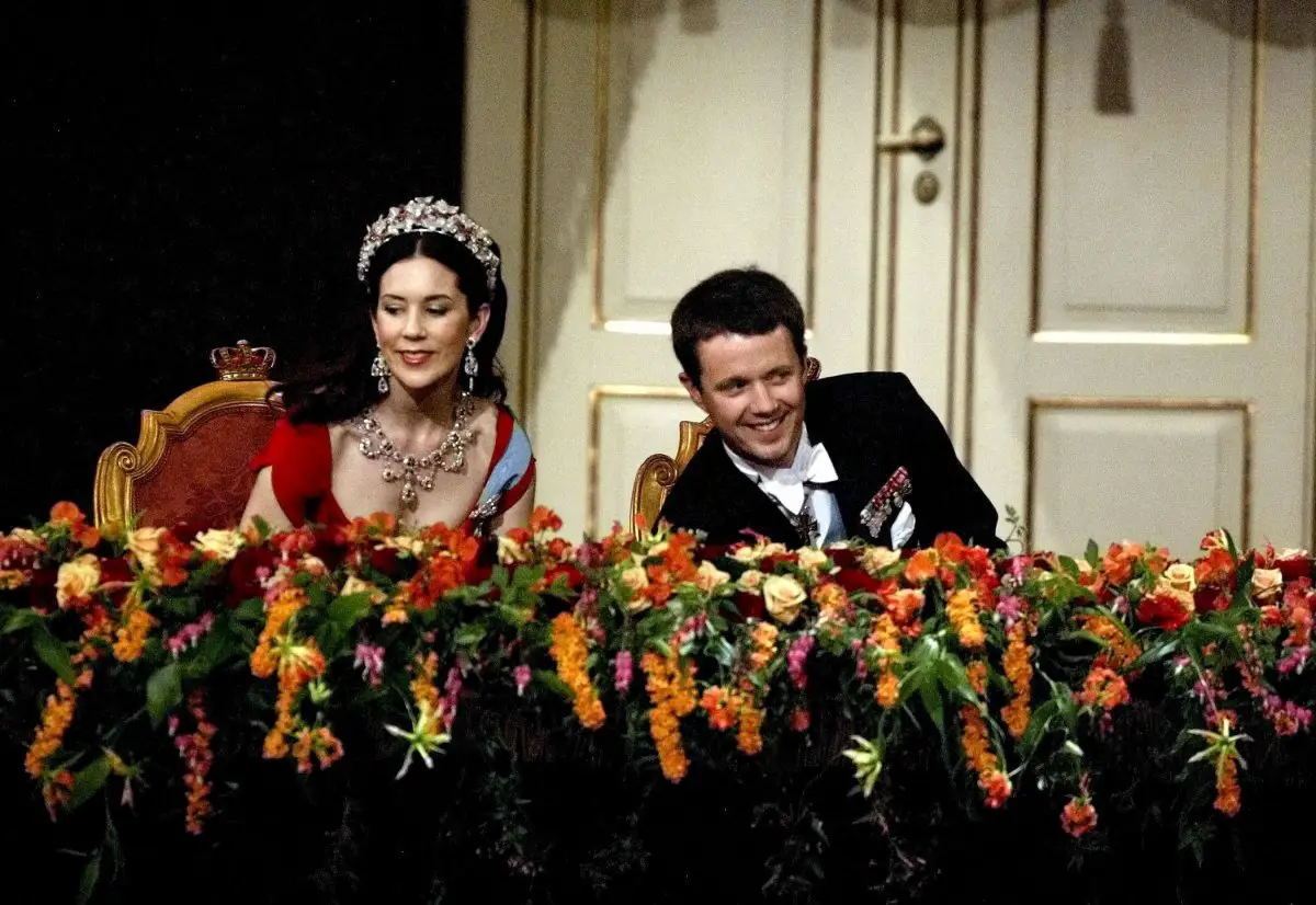 Il Principe Ereditario Frederik di Danimarca e Mary Elizabeth Donaldson partecipano a un gala pre-matrimoniale presso il Teatro Reale di Copenaghen il 13 maggio 2004 (Polfoto/Ritzau/Alamy)