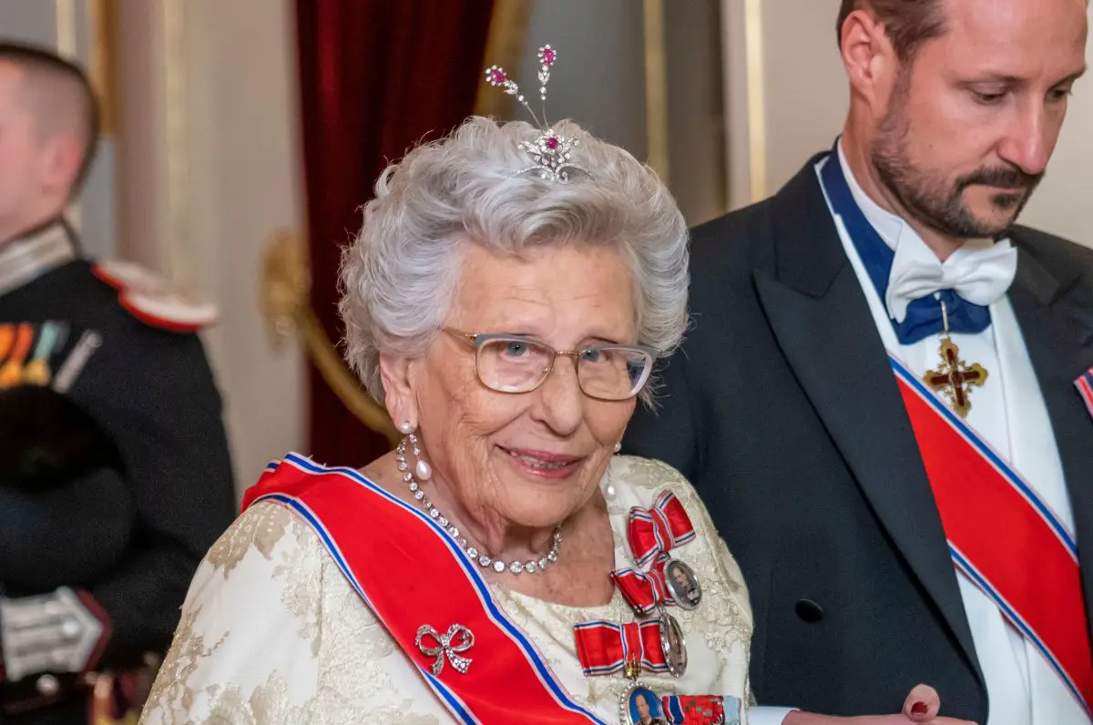 La Principessa Astrid, signora Ferner, accompagnata dal Principe ereditario Haakon di Norvegia, arriva a una cena di gala diplomatica al Palazzo Reale di Oslo il 9 febbraio 2023 (Heiko Junge/NTB/Alamy)