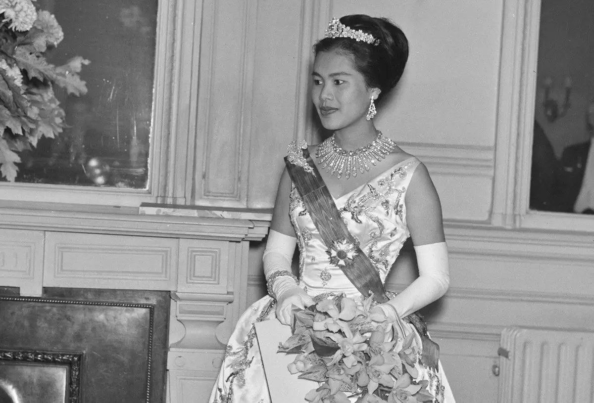 La regina Sirikit di Thailandia partecipa a un concerto di gala all'Aia durante la visita di stato nei Paesi Bassi, ottobre 1960 [JOOP VAN BILSEN/ANEFO/NATIONAAL ARCHIEF/WIKIMEDIA COMMONS]