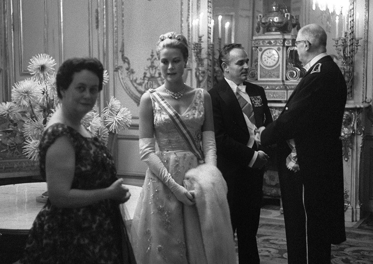 Il Presidente francese Charles de Gaulle (a destra) parla con il Principe Rainier di Monaco (secondo a destra) mentre le mogli Yvonne (a sinistra) e la Principessa Grace attendono, 13 ottobre 1959 prima di una cena al Palazzo dell'Elysée a Parigi